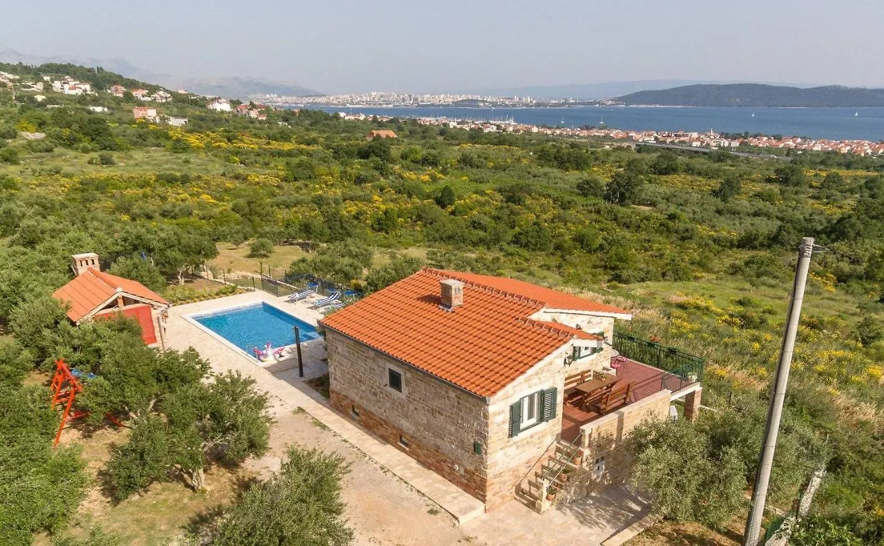 Lola - Privacy, Pool & View Villa Kastela