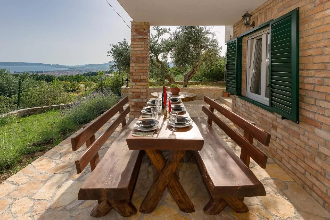 Lola - Privacy, Pool & View Villa Kastela