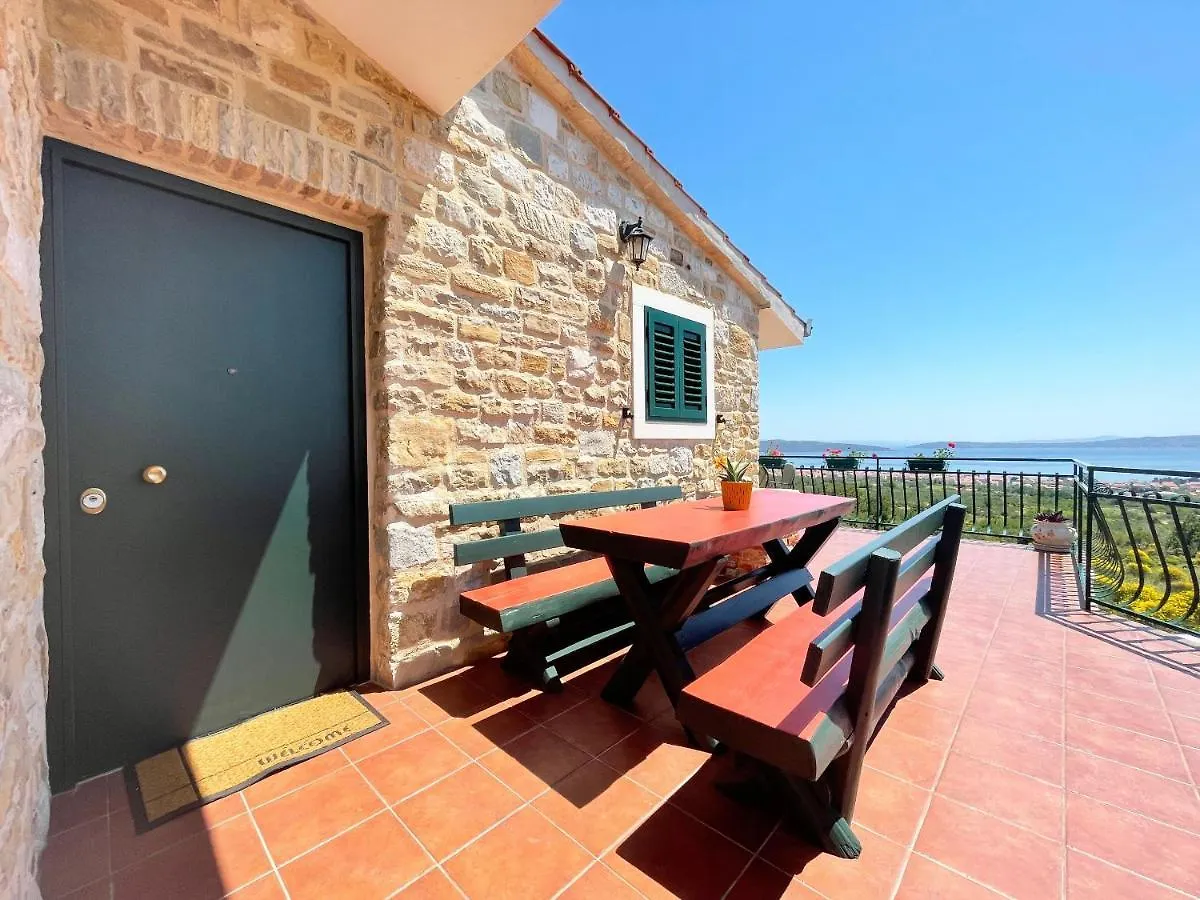 Lola - Privacy, Pool & View Villa Kastela