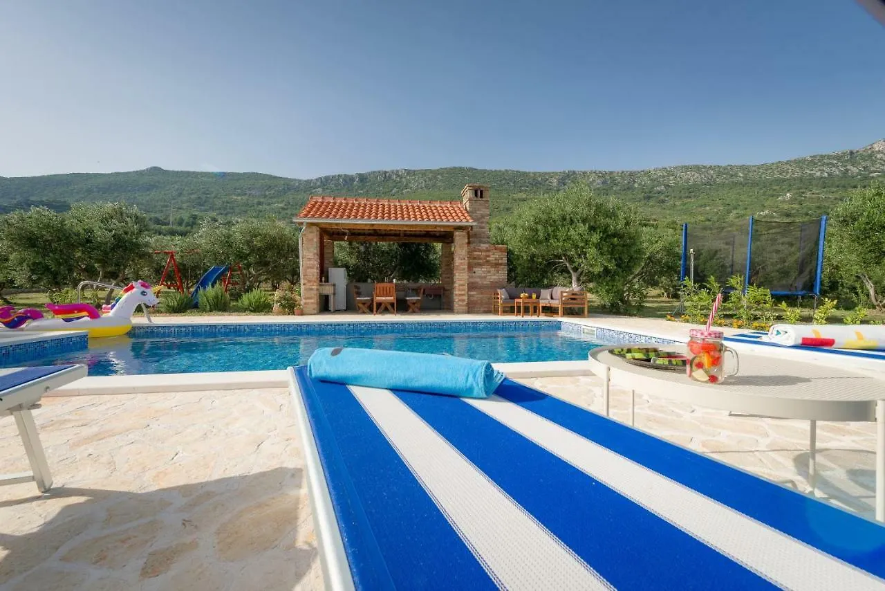 Lola - Privacy, Pool & View Villa Kastela